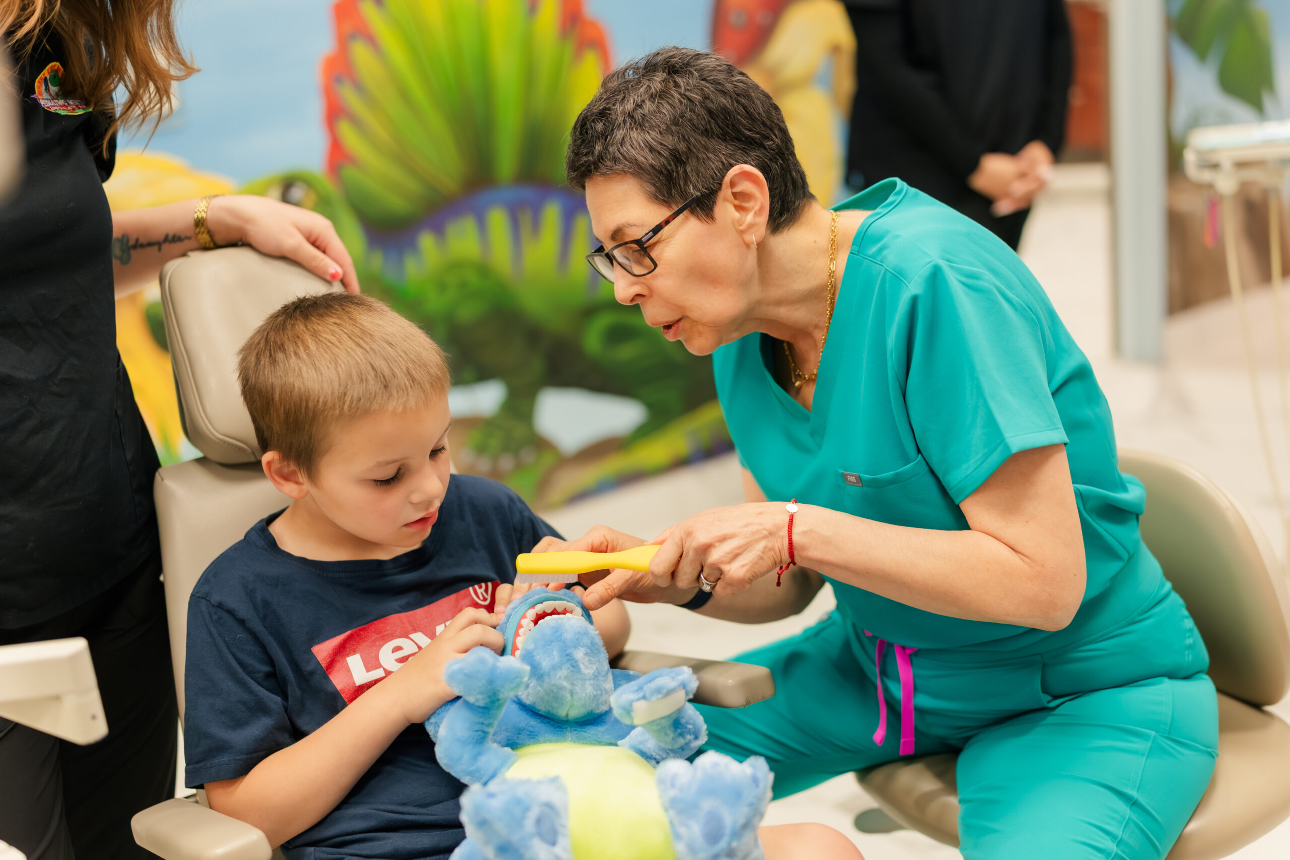 pediatric dentist teaching brushing